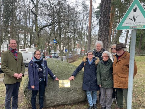 Fachbereichsleiter Grünflächen Moritz Foet, Bezirksstadträtin für Ordnung, Umwelt und Verkehr, Julia Schrod-Thiel, von der Initiative Waidmannslust: Frau Paulisch, Frau Gemeinhardt, Herr Poggel (vordere Reihe), Herr und Frau Nieschalk (hintere Reihe) (Bild: BA Rdf)