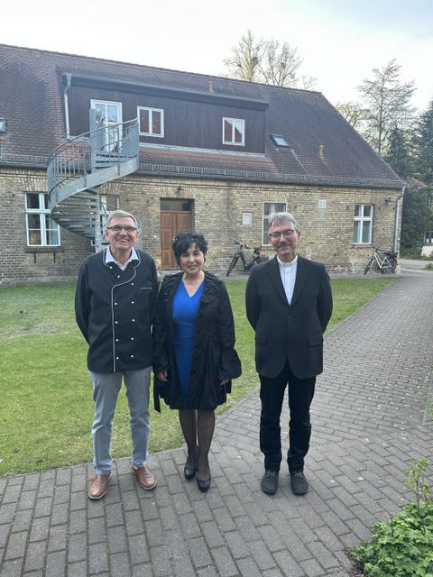 Pfarrer Michael Glatter (re.) und der ehrenamtlich engagierte Ernst Belschner mit Bezirksbürgermeisterin Emine Demirbüken-Wegner (Bild: BA Rdf)