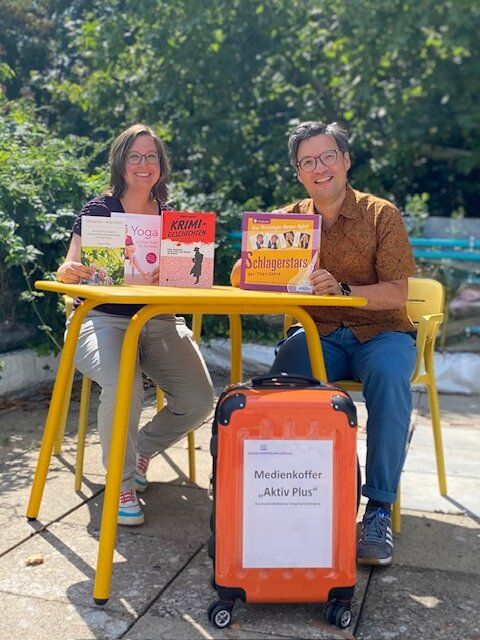 Von links nach rechts: Miriam Sammet, Leitung der Zentralen Einarbeitung, Dr. Boryano Rickum, Leitung der Stadtbibliothek Tempelhof-Schöneberg