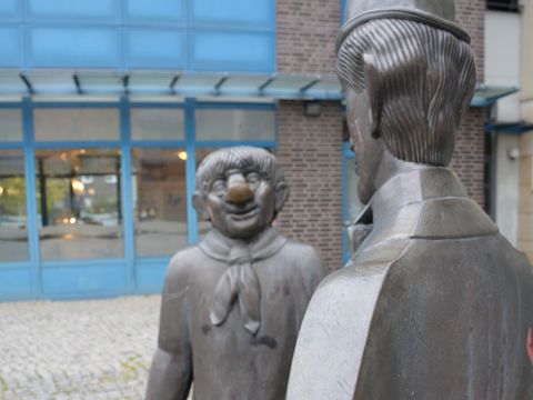 Die Kölner Figuren Tünnes und Schäl auf dem Ehrenfelder Platz in Altglienicke