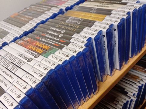 Viele Playstation5-Spiele auf einem Rollwagen