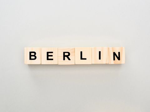 Ansicht von Holzblöcken mit Berliner Schriftzug auf grauem Hintergrund