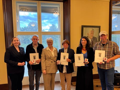 Alle vier Preiträger*innen der Bezirksverdienstmedaille 2024