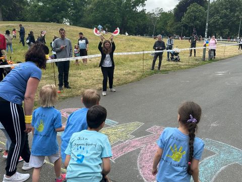 Bezirksbürgermeisterin Clara Herrmann gibt das Startsignal beim Bambini-Lauf
