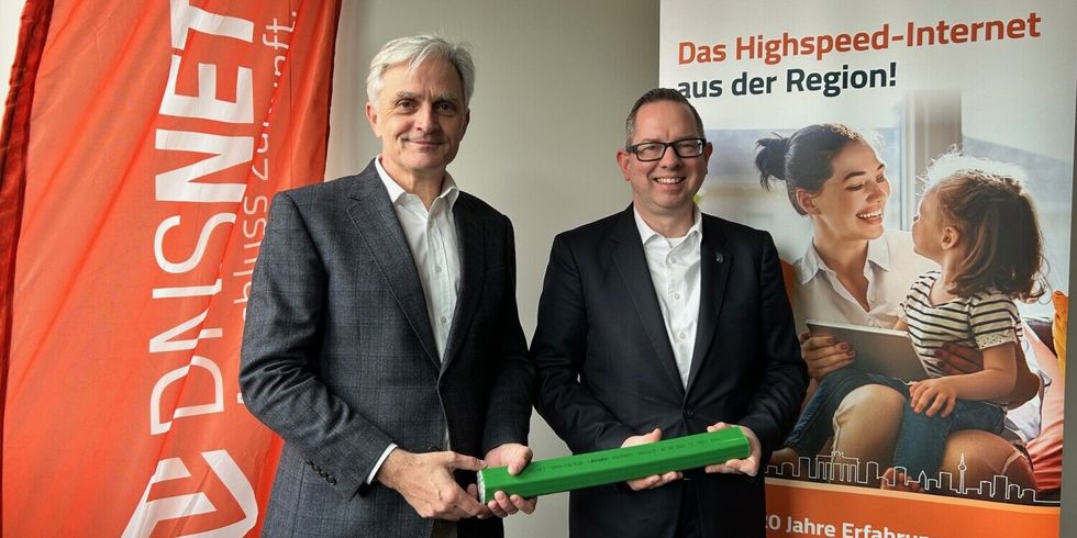 Ralph Steffens, Co-CEO der DNS:NET, und Oliver Igel, Bezirksbürgermeister zum Start des Glasfaserausbau in Altglienicke