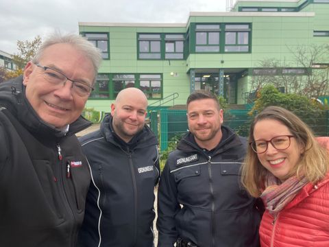 Bezirksstadtrat für Schule Harald Muschner (links) und Julia Schrod-Thiel, Bezirksstadträtin für Ordnungsangelegenheiten (beide CDU), mit zwei Außendienstmitarbeitern des Ordnungsamtes vor der Peter-Witte-Schule. (Bild: BA Reinickendorf)