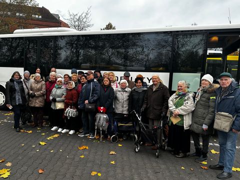 33 Seniorinnen und Senioren aus Reinickendorf kamen zu einem besonderen Herbstausflug zusammen. (Bild: BA Reinickendorf)