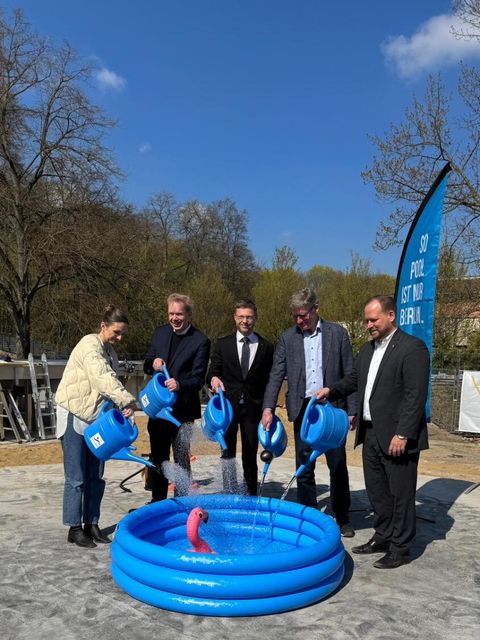 "Angießen" am neuen Außenbecken des Stadtbads Tiergarten. Hier entsteht ein Bereich für die ganze Familie.