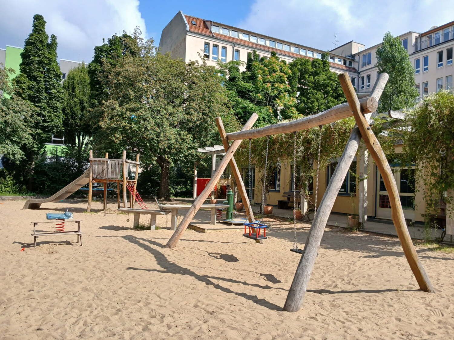 Haus der Familie mit Spielplatz