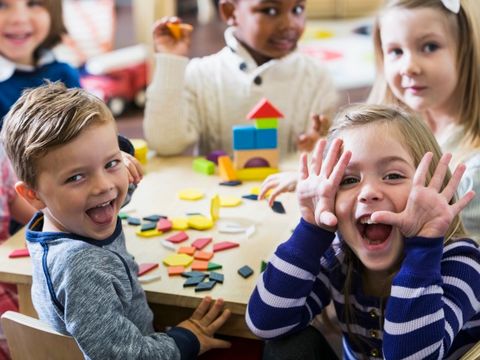 Kinder spielen an einem Tisch