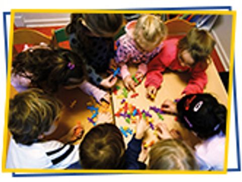 Kinder beim spielerischen Lernen