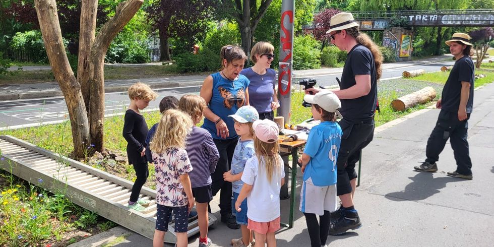 Mitarbeiter des Umweltbildungszentrum NIRGENDWO (mit Hut) erklären die Bohrung