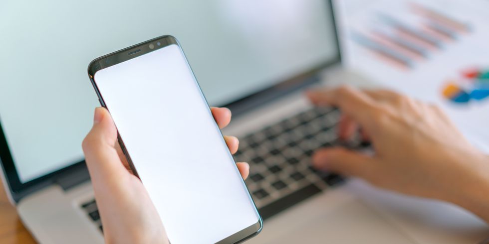 Arbeit mit Handy und Laptop