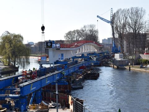 Einschub der neuen Brücke für den Erweiterungsbau des Bundeskanzleramts am 18. März 2026