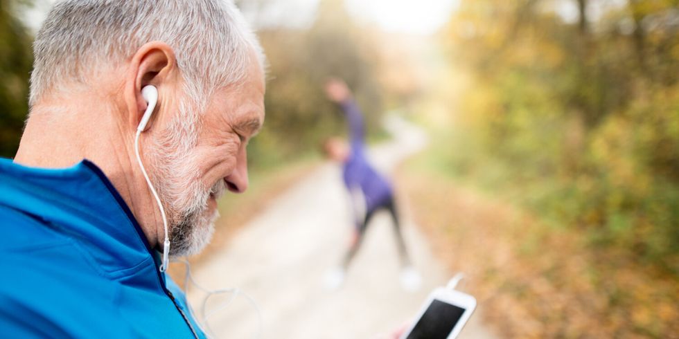 Älterer Mann in der Natur beim Sport