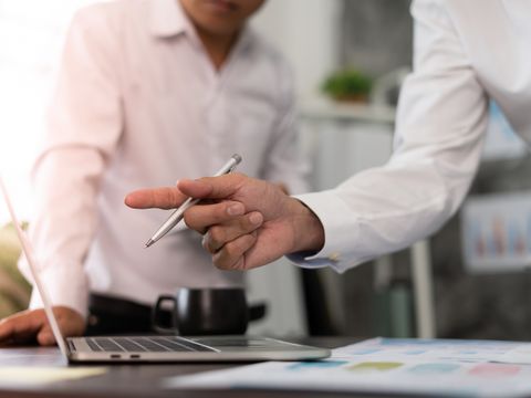 Geschäftsmann und Kollege, strategisch denkend, Businessplan oder Problemlösung im Büro eines Kollegen, eine Vielzahl von Brainstorming-Geschäftsideen.