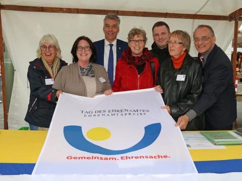 Das Team Ehrenamtskoordination in der Verwaltung mit Bezirksstadtrat Carsten und BV-Vorsteherin Annegret Hansen Engelmann