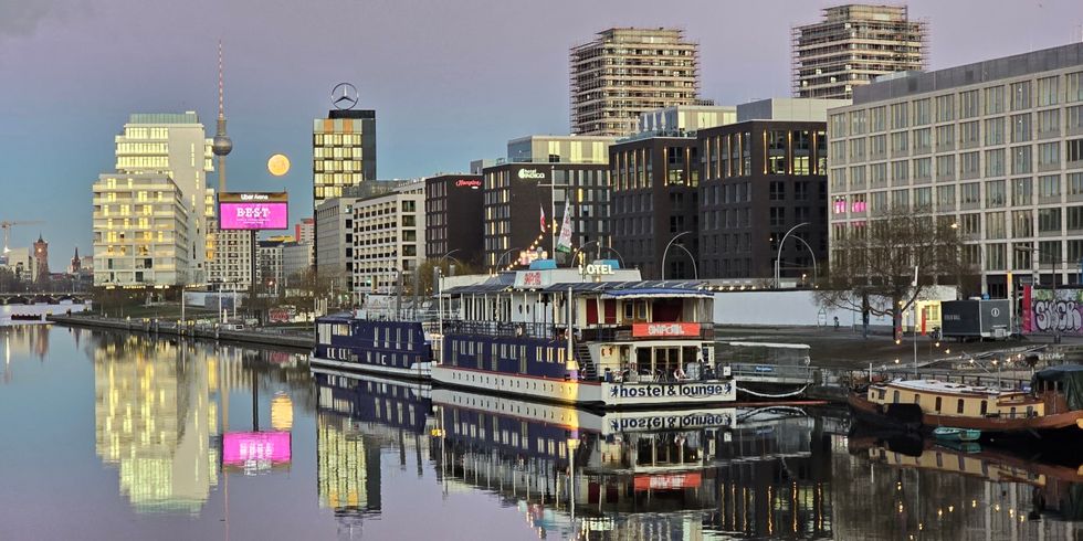 Block über die Spree im Mondschein
