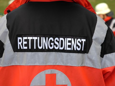 Rückenansicht von Mann mit Jacke mit der Aufschrift Rettungsdienst