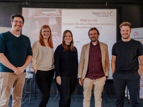 (v.l.n.r.): Juri Effenberg (Regionalinkubator Berlin Südwest), Paulin Fiedler (AOK Nordost), Miriam Hils (Bezirksamt Steglitz-Zehlendorf), Dr. med. Christian Keßler (Immanuel Krankenhaus Berlin und Charité Berlin), Marcel Skrzipczyk (Lehrakademie für Physiotherapie) (Bild: Pia Henkel / RIK Berlin Südwest)