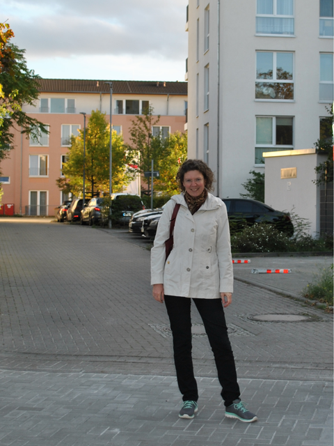 Bezirksstadträtin Korinna Stephan auf der neuen Gehwegüberfahrt. (Bild: BA Reinickendorf)