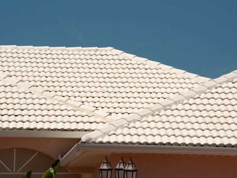 Das Dach ist mit weißen Ziegeln gedeckt Himmel im Freien