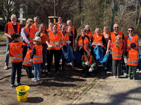 Zum Abschluss des Frühjahrsputzes trafen sich die "Kehrenbürger" in der Cité Foch. (Bild: BA Rdf)