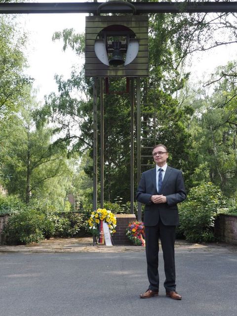 Herr Allert bei der Kranzniederlegung am Ehrenmal in der Invalidensiedlung Frohnau