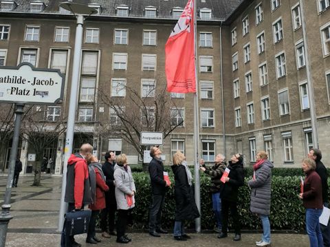 Hissen der Equal Pay Day Fahne vor dem Rathaus Tiergarten (Bild: Bezirksamt Mitte)