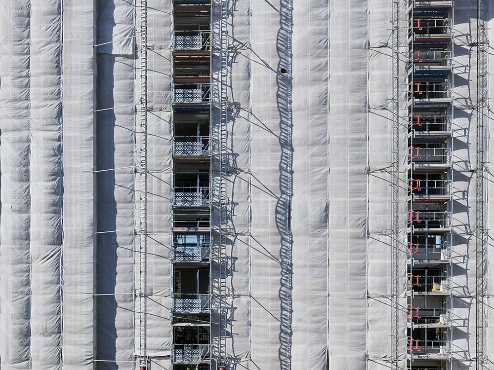 Eingerüstetes Bürohaus WÜ6, Oktober 2020