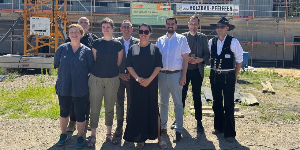 Gruppenbild mit Staatssekretär Dr. Kühne, Bezirksbürgermeister Igel und Bezirksstadtrat Brauchmann, Schulvertretungen und Gewerken