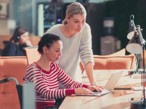 Zwei Frauen arbeiten im Büro