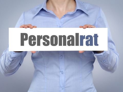 Frau hält Schild mit Aufschrift Personalrat