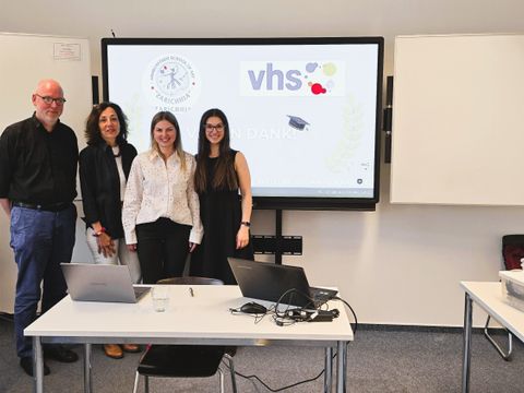 Maik Walter, Direktor der VHS Friedrichshain-Kreuzberg, Bärbel Schürrle, Leiterin des Amtes für Weiterbildung und Kultur, Inna Arion, stellv. Direktorin der Kunstschule Zarichhia und Dr. Daryna Rahemtulla, VHS-Dozentin
