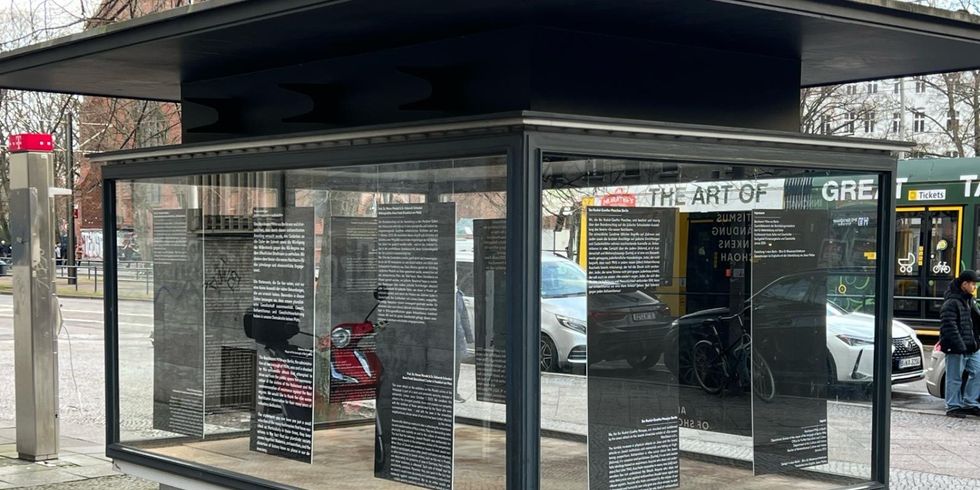 Ausstellungsvitrine vorm Rathaus Tiergarten