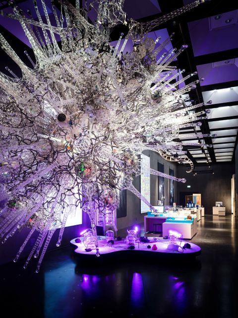 Künstlerische Akzente ergänzen die wissenschaftlichen, wie hier das Exponat "Noosphere" von Philip Beesley