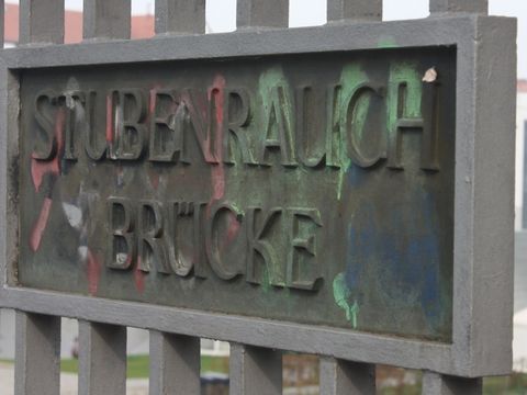 Zum Tempelhofer Hafen geht es über die Stubenrauchbrücke