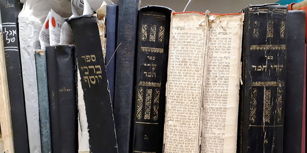 Regal im Magazin mit unrestaurierter DP-Literatur