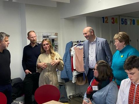 Bezirksstadtrat Andy Hehmke im Gespräch mit den Gästen aus der Ukraine