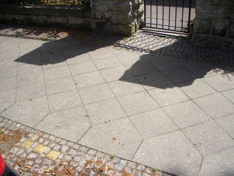 vor dem Haus Kunz-Buntschuh-Str. 16-18