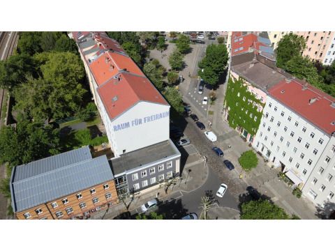 Drohnenaufnahme vom Stadthaus in Rummelsburg mit Schriftzug "Raum für Freiraum"