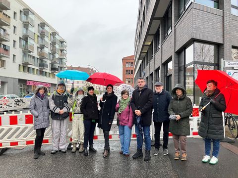 Gruppenfoto mit Akteuren des Projekts beim Baustart an der Ella-Barowsky-Straße