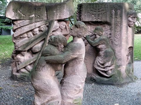 (Bild: Manfred Brückels, Rosenstrasse Denkmal 1, CC BY-SA 3.0, Wikimedia Commons)