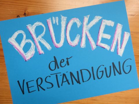 Schriftzug Brücken der Verständigung