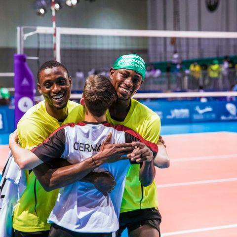 Volleyballer Fabian Henselmann gemeinsam mit zwei Athleten aus Nigeria bei den Special Olympics World Games Abu Dhabi 2019 | Volleyball player Fabian Henselmann with two athletes from Nigeria at the Special Olympics World Games Abu Dhabi 2019