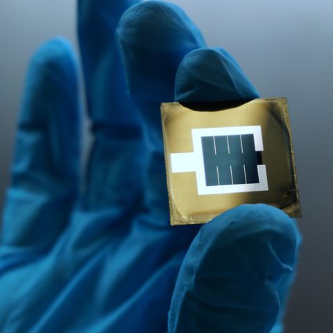Im Berliner Helmholtz-Zentrum für Materialien und Energie wurde die weltweit effizienteste Tandemsolarzelle entwickelt. Sie wandelt 32,5 % der einfallenden Sonnenstrahlen in elektrische Energie um