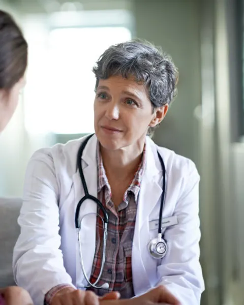 Ärztin im Gespräch mit einer Patientin