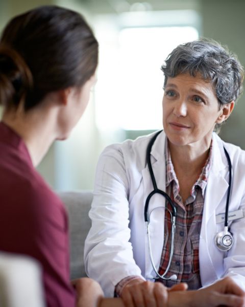Ärztin im Gespräch mit einer Patientin