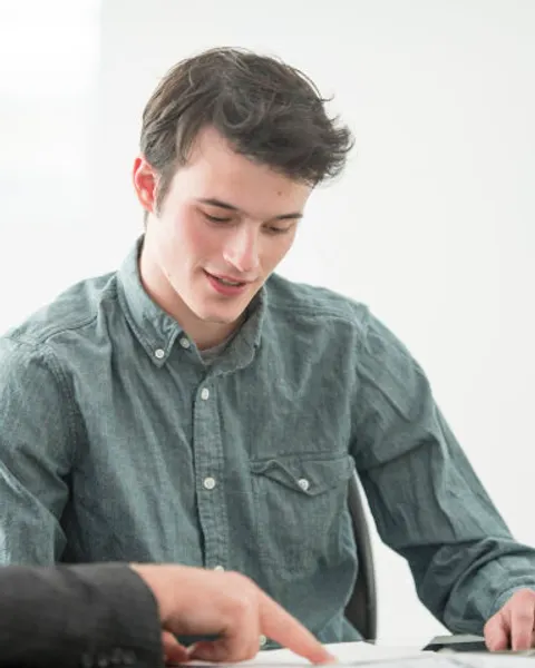 ein Student und ein Mann in einer Besprechung