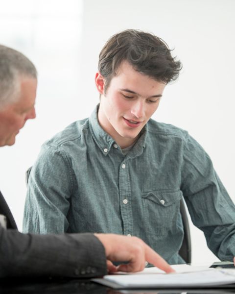 ein Student und ein Mann in einer Besprechung